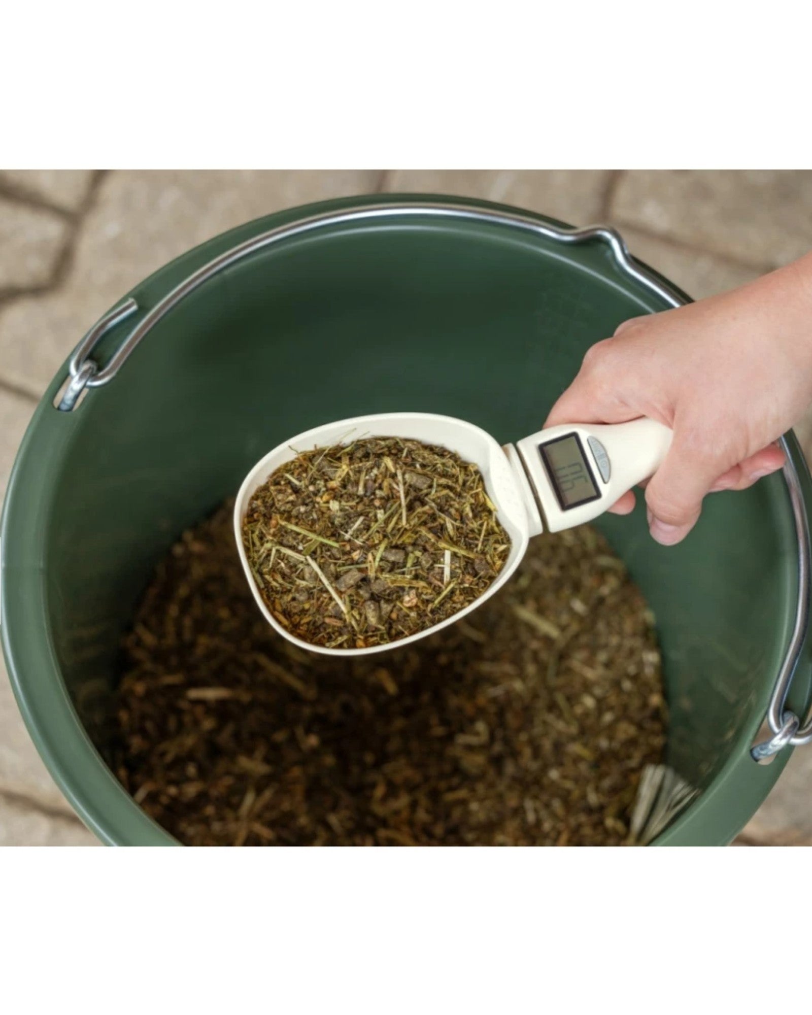Feed measuring cup with digital scale